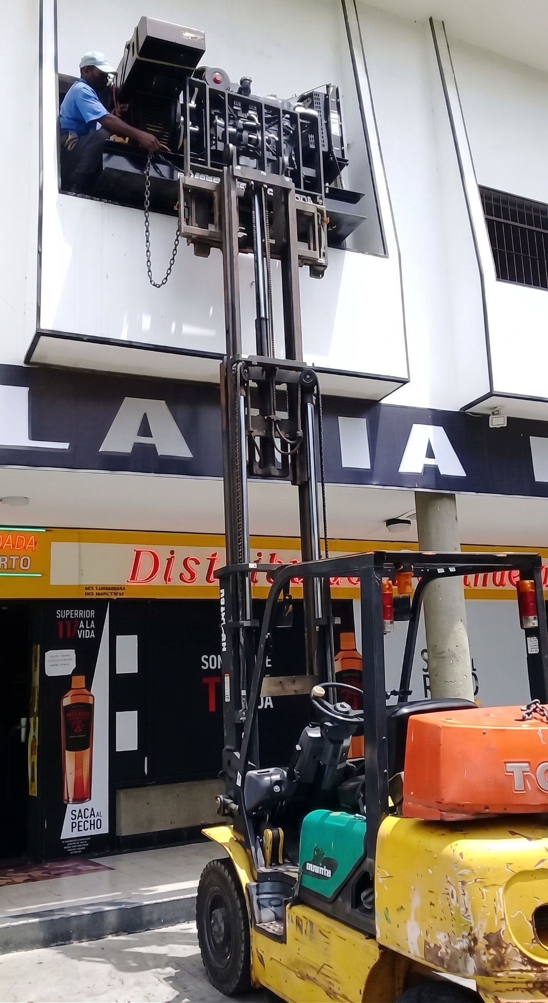 Montacargas subiendo un generador a un segundo piso